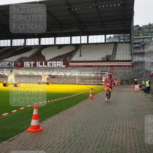 07.12.2025 - St. Pauli X-Mass-Run No. 15 Fabian Wolf http://msf.ph/oto/9398840 07.12.2025 10:54:53 Ziel 692, 1393 meine-sportfotos.de