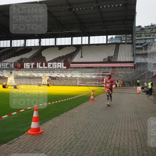 07.12.2025 - St. Pauli X-Mass-Run No. 15 Fabian Wolf http://msf.ph/oto/9398841 07.12.2025 10:54:53 Ziel 692, 1393 meine-sportfotos.de