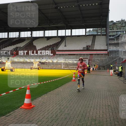 07.12.2025 - St. Pauli X-Mass-Run No. 15 Fabian Wolf http://msf.ph/oto/9398844 07.12.2025 10:54:54 Ziel 692, 1393 meine-sportfotos.de
