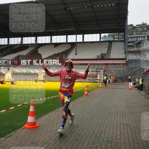 07.12.2025 - St. Pauli X-Mass-Run No. 15 Fabian Wolf http://msf.ph/oto/9398849 07.12.2025 10:54:55 Ziel 692, 1393 meine-sportfotos.de