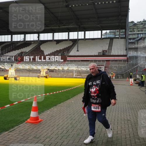 07.12.2025 - St. Pauli X-Mass-Run No. 15 Fabian Wolf http://msf.ph/oto/9398875 07.12.2025 10:55:24 Ziel 1689 meine-sportfotos.de