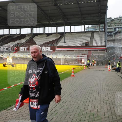 07.12.2025 - St. Pauli X-Mass-Run No. 15 Fabian Wolf http://msf.ph/oto/9398881 07.12.2025 10:55:25 Ziel  meine-sportfotos.de