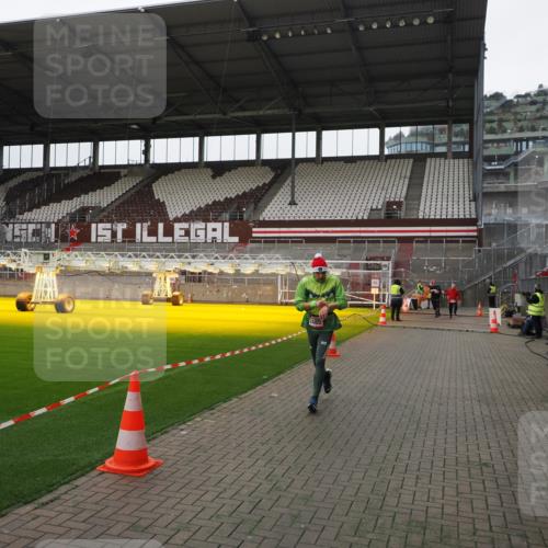 07.12.2025 - St. Pauli X-Mass-Run No. 15 Fabian Wolf http://msf.ph/oto/9398883 07.12.2025 10:55:54 Ziel 2485 meine-sportfotos.de