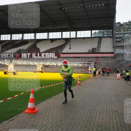 07.12.2025 - St. Pauli X-Mass-Run No. 15 Fabian Wolf http://msf.ph/oto/9398885 07.12.2025 10:55:54 Ziel 2485 meine-sportfotos.de