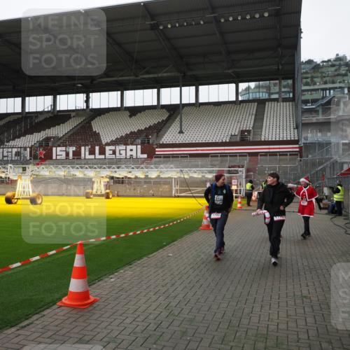 07.12.2025 - St. Pauli X-Mass-Run No. 15 Fabian Wolf http://msf.ph/oto/9398906 07.12.2025 10:56:18 Ziel 951, 955, 1790, 1793 meine-sportfotos.de