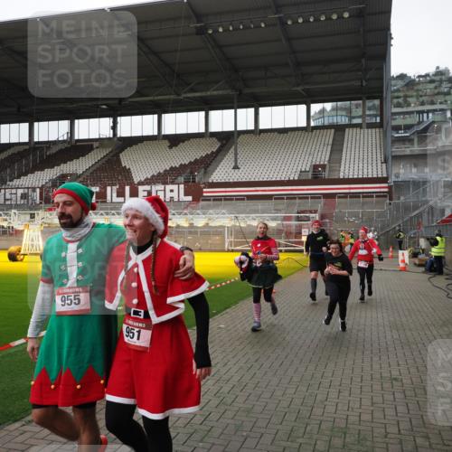07.12.2025 - St. Pauli X-Mass-Run No. 15 Fabian Wolf http://msf.ph/oto/9398931 07.12.2025 10:56:25 Ziel 951, 955, 1790, 1793, 2170, 4063, 4146 meine-sportfotos.de