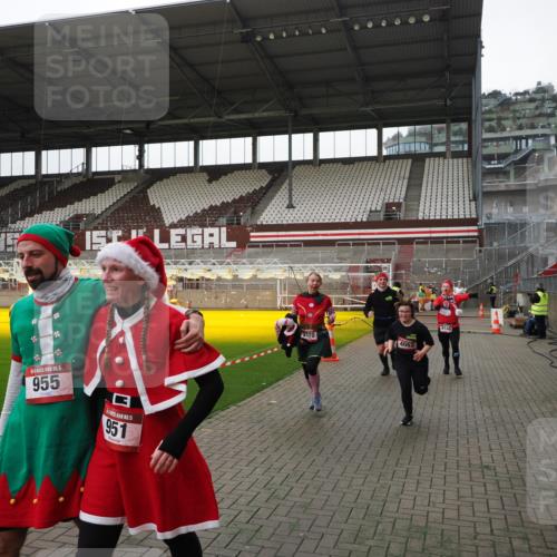 07.12.2025 - St. Pauli X-Mass-Run No. 15 Fabian Wolf http://msf.ph/oto/9398932 07.12.2025 10:56:25 Ziel 951, 955, 1790, 1793, 2170, 4063, 4146 meine-sportfotos.de