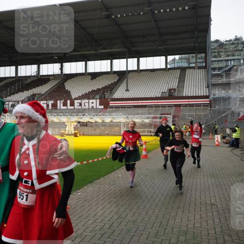 07.12.2025 - St. Pauli X-Mass-Run No. 15 Fabian Wolf http://msf.ph/oto/9398933 07.12.2025 10:56:25 Ziel 951, 955, 1790, 1793, 2170, 4063, 4146 meine-sportfotos.de