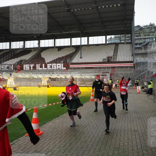 07.12.2025 - St. Pauli X-Mass-Run No. 15 Fabian Wolf http://msf.ph/oto/9398935 07.12.2025 10:56:26 Ziel 951, 955, 1790, 1793, 2170, 4063, 4146 meine-sportfotos.de