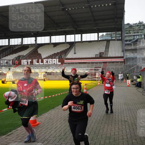 07.12.2025 - St. Pauli X-Mass-Run No. 15 Fabian Wolf http://msf.ph/oto/9398939 07.12.2025 10:56:27 Ziel 236, 248, 951, 955, 1790, 1793, 2170, 4063, 4146 meine-sportfotos.de