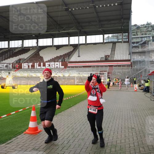 07.12.2025 - St. Pauli X-Mass-Run No. 15 Fabian Wolf http://msf.ph/oto/9398943 07.12.2025 10:56:27 Ziel 236, 248, 951, 955, 1790, 1793, 2170, 4063, 4146 meine-sportfotos.de