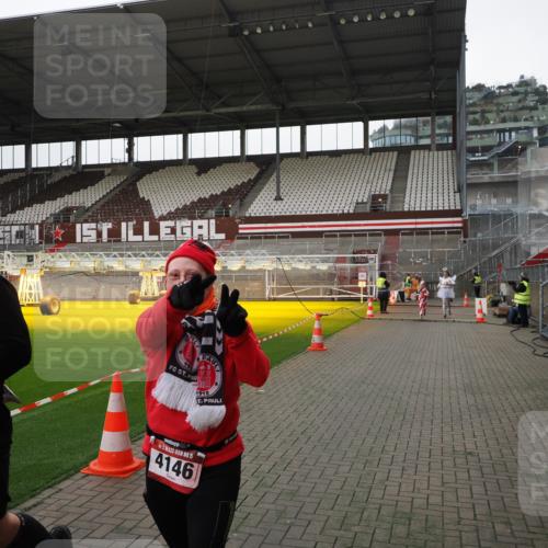 07.12.2025 - St. Pauli X-Mass-Run No. 15 Fabian Wolf http://msf.ph/oto/9398946 07.12.2025 10:56:28 Ziel 236, 248, 951, 955, 1790, 1793, 2170, 4063, 4146 meine-sportfotos.de