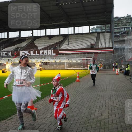 07.12.2025 - St. Pauli X-Mass-Run No. 15 Fabian Wolf http://msf.ph/oto/9398969 07.12.2025 10:56:34 Ziel 236, 248, 759, 2170, 4063, 4146 meine-sportfotos.de