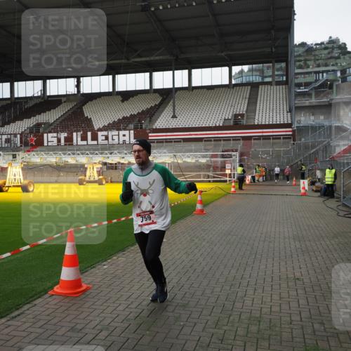 07.12.2025 - St. Pauli X-Mass-Run No. 15 Fabian Wolf http://msf.ph/oto/9398978 07.12.2025 10:56:36 Ziel 236, 248, 759, 2170, 4063, 4146 meine-sportfotos.de