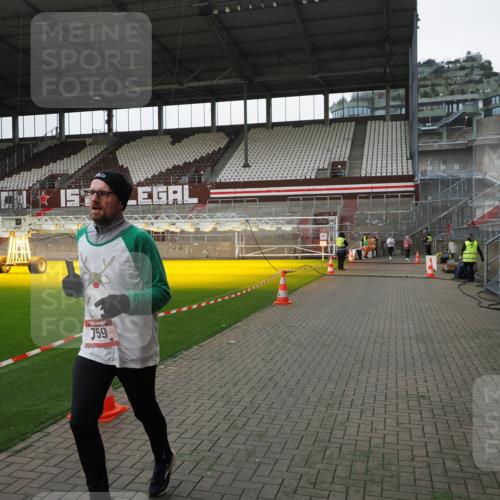 07.12.2025 - St. Pauli X-Mass-Run No. 15 Fabian Wolf http://msf.ph/oto/9398980 07.12.2025 10:56:37 Ziel 236, 248, 759, 2170, 4063, 4146 meine-sportfotos.de