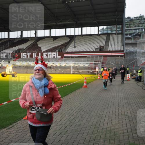 07.12.2025 - St. Pauli X-Mass-Run No. 15 Fabian Wolf http://msf.ph/oto/9399026 07.12.2025 10:56:53 Ziel 55, 417, 555, 566, 568, 763, 1203, 2538, 2542, 2664, 3275 meine-sportfotos.de
