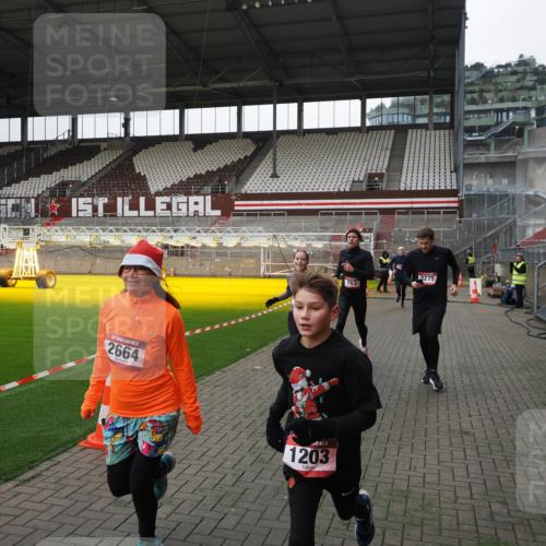 07.12.2025 - St. Pauli X-Mass-Run No. 15 Fabian Wolf http://msf.ph/oto/9399033 07.12.2025 10:56:56 Ziel 55, 417, 555, 566, 568, 763, 1203, 2538, 2542, 2664, 3275, 4799 meine-sportfotos.de