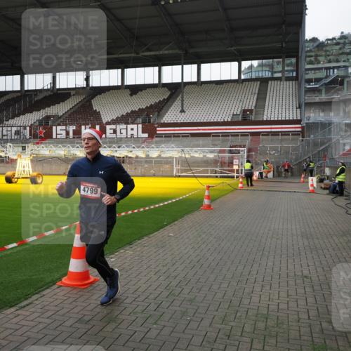 07.12.2025 - St. Pauli X-Mass-Run No. 15 Fabian Wolf http://msf.ph/oto/9399044 07.12.2025 10:57:00 Ziel 55, 417, 555, 566, 568, 763, 1203, 2538, 2542, 2664, 3275, 4799 meine-sportfotos.de