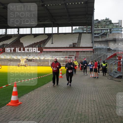 07.12.2025 - St. Pauli X-Mass-Run No. 15 Fabian Wolf http://msf.ph/oto/9399059 07.12.2025 10:57:18 Ziel 130, 251, 280, 773, 1097, 1099, 1387, 2290, 2296, 2297, 2298, 2665, 3064, 3067 meine-sportfotos.de