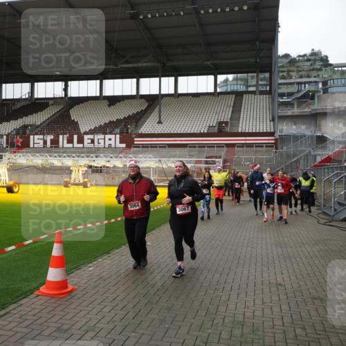 07.12.2025 - St. Pauli X-Mass-Run No. 15 Fabian Wolf http://msf.ph/oto/9399064 07.12.2025 10:57:19 Ziel 130, 251, 280, 773, 1097, 1099, 1387, 2290, 2296, 2297, 2298, 2665, 3064, 3067 meine-sportfotos.de