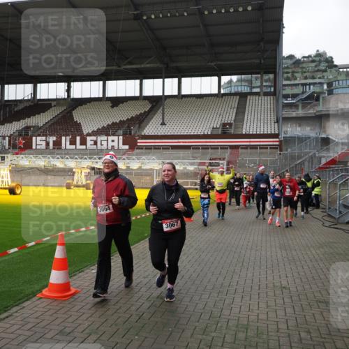 07.12.2025 - St. Pauli X-Mass-Run No. 15 Fabian Wolf http://msf.ph/oto/9399065 07.12.2025 10:57:19 Ziel 130, 251, 280, 773, 1097, 1099, 1387, 2290, 2296, 2297, 2298, 2665, 3064, 3067 meine-sportfotos.de
