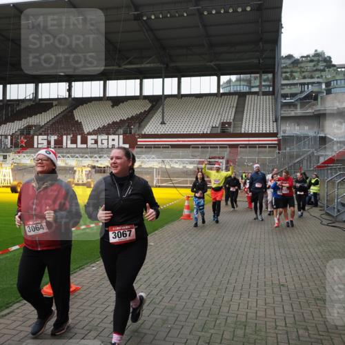 07.12.2025 - St. Pauli X-Mass-Run No. 15 Fabian Wolf http://msf.ph/oto/9399068 07.12.2025 10:57:20 Ziel 130, 251, 280, 773, 1097, 1099, 1387, 2290, 2296, 2297, 2298, 2665, 3064, 3067 meine-sportfotos.de