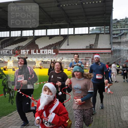07.12.2025 - St. Pauli X-Mass-Run No. 15 Fabian Wolf http://msf.ph/oto/9399094 07.12.2025 10:57:25 Ziel 130, 251, 280, 773, 994, 1099, 1387, 2290, 2296, 2297, 2298, 2665, 3064, 3067 meine-sportfotos.de