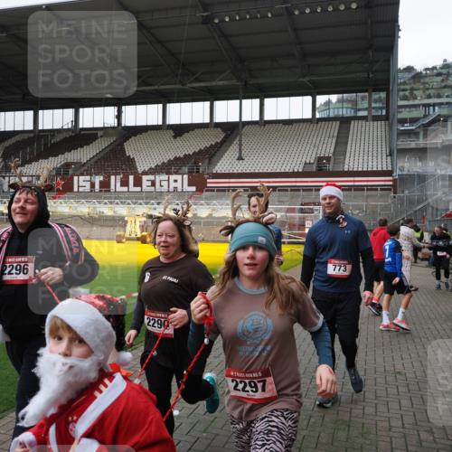 07.12.2025 - St. Pauli X-Mass-Run No. 15 Fabian Wolf http://msf.ph/oto/9399095 07.12.2025 10:57:26 Ziel 130, 251, 773, 994, 1213, 1387, 2290, 2296, 2297, 2298, 2665, 3064, 3067 meine-sportfotos.de