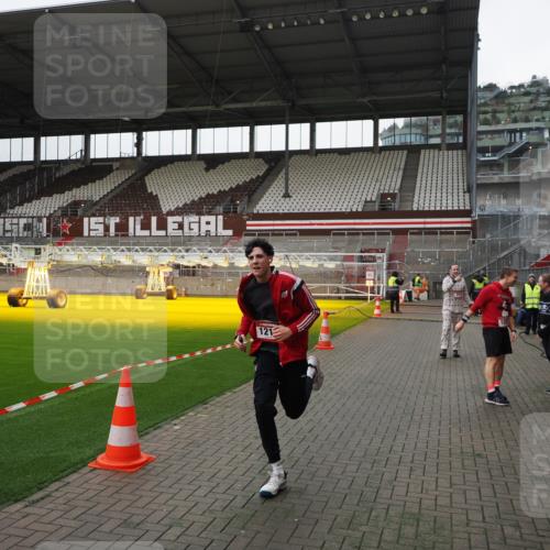 07.12.2025 - St. Pauli X-Mass-Run No. 15 Fabian Wolf http://msf.ph/oto/9399114 07.12.2025 10:57:32 Ziel 130, 251, 773, 994, 1213, 1387, 2290, 2296, 2297, 2298 meine-sportfotos.de