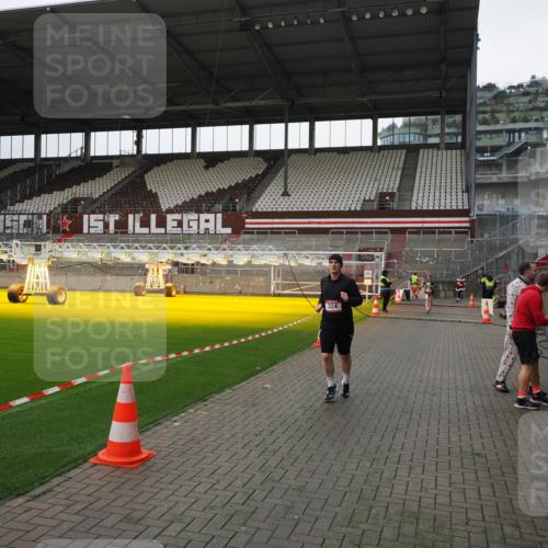 07.12.2025 - St. Pauli X-Mass-Run No. 15 Fabian Wolf http://msf.ph/oto/9399116 07.12.2025 10:57:40 Ziel 324, 994, 1213, 1390 meine-sportfotos.de