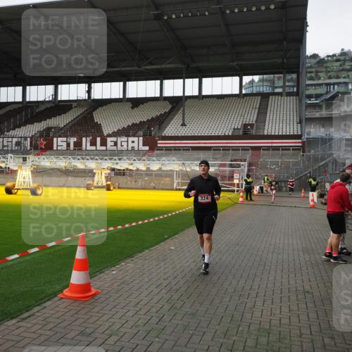 07.12.2025 - St. Pauli X-Mass-Run No. 15 Fabian Wolf http://msf.ph/oto/9399118 07.12.2025 10:57:40 Ziel 324, 994, 1213, 1390 meine-sportfotos.de