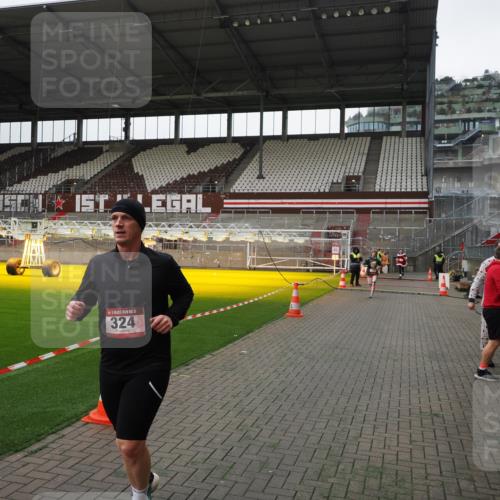 07.12.2025 - St. Pauli X-Mass-Run No. 15 Fabian Wolf http://msf.ph/oto/9399125 07.12.2025 10:57:42 Ziel 324, 1213, 1390 meine-sportfotos.de