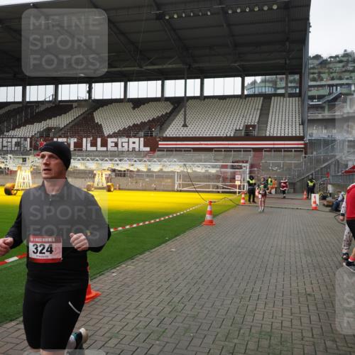 07.12.2025 - St. Pauli X-Mass-Run No. 15 Fabian Wolf http://msf.ph/oto/9399126 07.12.2025 10:57:42 Ziel 324, 1213, 1390 meine-sportfotos.de