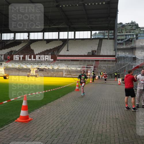 07.12.2025 - St. Pauli X-Mass-Run No. 15 Fabian Wolf http://msf.ph/oto/9399128 07.12.2025 10:57:44 Ziel 170, 324, 1213, 1390 meine-sportfotos.de