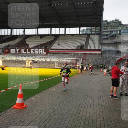 07.12.2025 - St. Pauli X-Mass-Run No. 15 Fabian Wolf http://msf.ph/oto/9399130 07.12.2025 10:57:45 Ziel 170, 324, 1213, 1390 meine-sportfotos.de