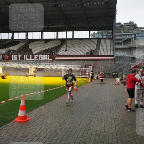 07.12.2025 - St. Pauli X-Mass-Run No. 15 Fabian Wolf http://msf.ph/oto/9399131 07.12.2025 10:57:45 Ziel 170, 324, 1213, 1390 meine-sportfotos.de