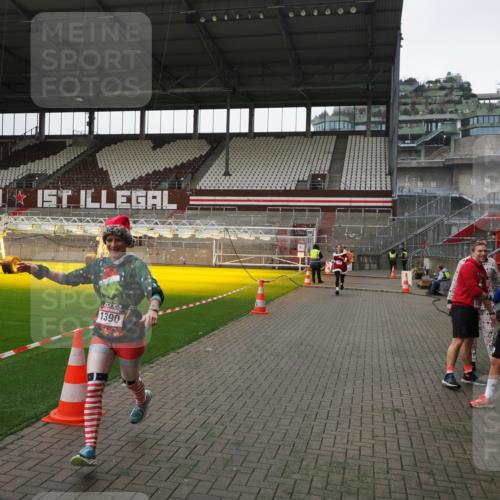 07.12.2025 - St. Pauli X-Mass-Run No. 15 Fabian Wolf http://msf.ph/oto/9399136 07.12.2025 10:57:46 Ziel 170, 324, 1213, 1390 meine-sportfotos.de
