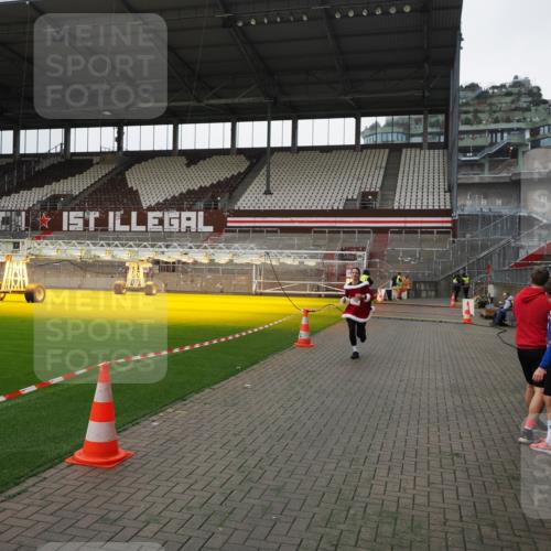 07.12.2025 - St. Pauli X-Mass-Run No. 15 Fabian Wolf http://msf.ph/oto/9399139 07.12.2025 10:57:48 Ziel 170, 324, 1390 meine-sportfotos.de
