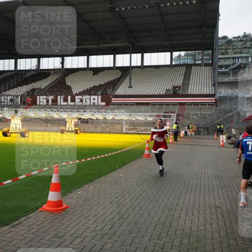 07.12.2025 - St. Pauli X-Mass-Run No. 15 Fabian Wolf http://msf.ph/oto/9399141 07.12.2025 10:57:49 Ziel 170, 324, 1390 meine-sportfotos.de