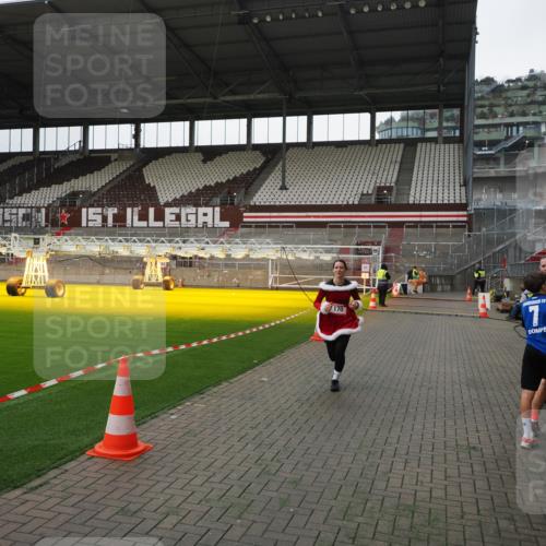 07.12.2025 - St. Pauli X-Mass-Run No. 15 Fabian Wolf http://msf.ph/oto/9399142 07.12.2025 10:57:49 Ziel 170, 324, 1390 meine-sportfotos.de