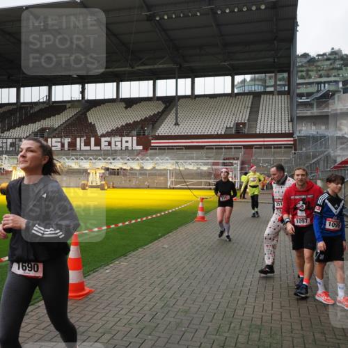 07.12.2025 - St. Pauli X-Mass-Run No. 15 Fabian Wolf http://msf.ph/oto/9399157 07.12.2025 10:58:02 Ziel 43, 75, 170, 234, 1690 meine-sportfotos.de