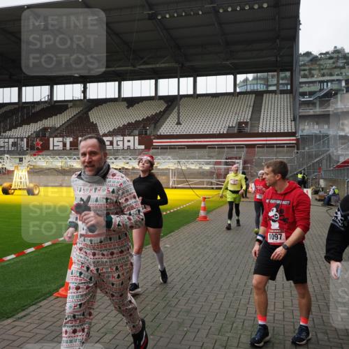 07.12.2025 - St. Pauli X-Mass-Run No. 15 Fabian Wolf http://msf.ph/oto/9399165 07.12.2025 10:58:03 Ziel 43, 75, 170, 234, 1690 meine-sportfotos.de