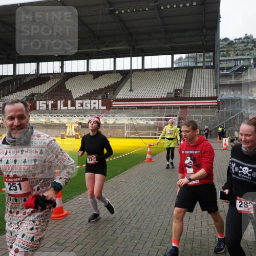07.12.2025 - St. Pauli X-Mass-Run No. 15 Fabian Wolf http://msf.ph/oto/9399166 07.12.2025 10:58:03 Ziel 43, 75, 170, 234, 1690 meine-sportfotos.de