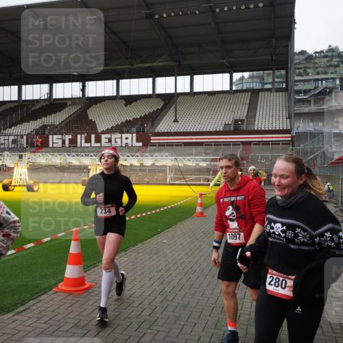 07.12.2025 - St. Pauli X-Mass-Run No. 15 Fabian Wolf http://msf.ph/oto/9399167 07.12.2025 10:58:04 Ziel 43, 75, 234, 1690 meine-sportfotos.de