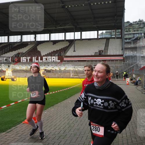 07.12.2025 - St. Pauli X-Mass-Run No. 15 Fabian Wolf http://msf.ph/oto/9399168 07.12.2025 10:58:04 Ziel 43, 75, 234, 1690 meine-sportfotos.de