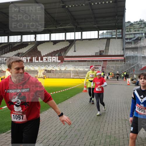 07.12.2025 - St. Pauli X-Mass-Run No. 15 Fabian Wolf http://msf.ph/oto/9399173 07.12.2025 10:58:05 Ziel 43, 75, 234, 761, 1690 meine-sportfotos.de