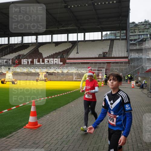 07.12.2025 - St. Pauli X-Mass-Run No. 15 Fabian Wolf http://msf.ph/oto/9399176 07.12.2025 10:58:05 Ziel 43, 75, 234, 761, 1690 meine-sportfotos.de