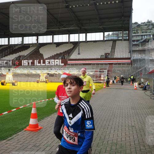 07.12.2025 - St. Pauli X-Mass-Run No. 15 Fabian Wolf http://msf.ph/oto/9399179 07.12.2025 10:58:06 Ziel 43, 75, 234, 761, 1690 meine-sportfotos.de