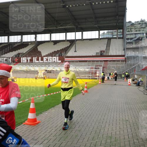 07.12.2025 - St. Pauli X-Mass-Run No. 15 Fabian Wolf http://msf.ph/oto/9399182 07.12.2025 10:58:07 Ziel 43, 75, 234, 761, 1690 meine-sportfotos.de