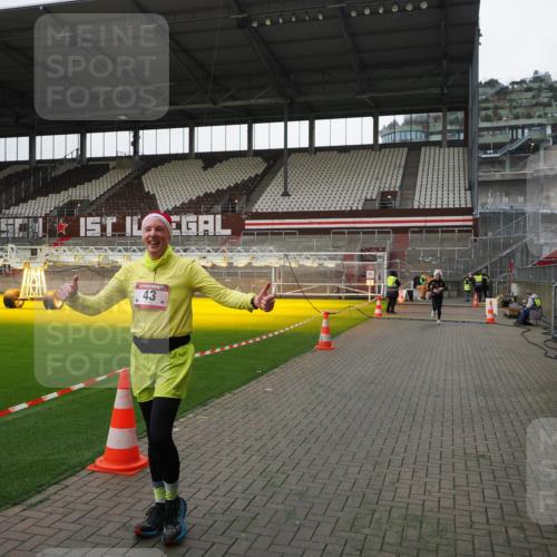 07.12.2025 - St. Pauli X-Mass-Run No. 15 Fabian Wolf http://msf.ph/oto/9399185 07.12.2025 10:58:07 Ziel 43, 75, 234, 761, 1690 meine-sportfotos.de
